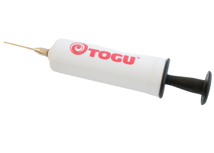 Enkel og effektiv håndpumpe til gymnastikbolde. Udført i slagfast plast.
Dermed følger en nålenippel som sidder under plastprop i håndtag.