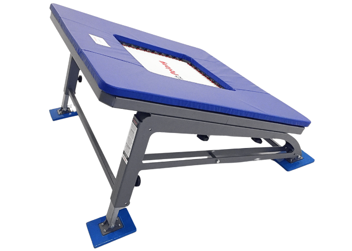 FALCON® minitrampolin fra Pelany fås i 3 forskellige modeller - til børn, junior og senior, med 32, 36 eller 40 fjedre.
Skridsikre fødder.
Pelany 2-string dug.
Stærke fjedre, med uovertruffen springkraft.
Fleksibel tilpasning af springvinkel, 4 højde