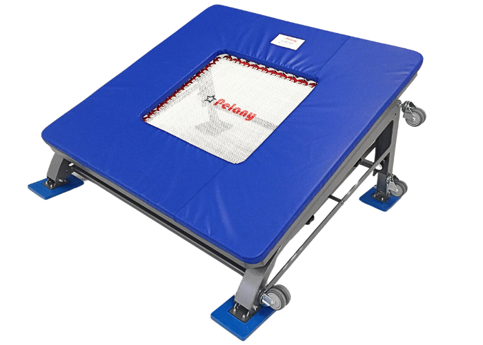 FALCON® minitrampolin fra Pelany fås i 3 forskellige modeller - til børn, junior og senior, med 32, 36 eller 40 fjedre.
Skridsikre fødder.
Pelany 2-string dug.
Stærke fjedre, med uovertruffen springkraft.
Fleksibel tilpasning af springvinkel, 4 højde