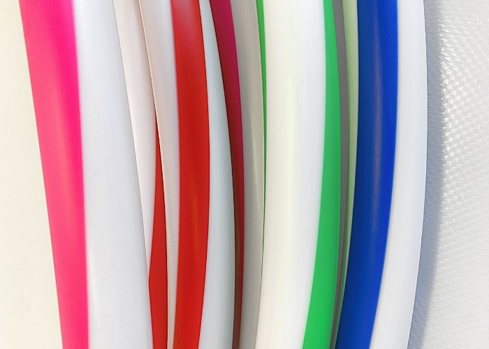 Hulahopring udført i plast.
Formstabilt og god kvalitet.
Rundt plastprofil ø20 mm.
Leveres i ass. farver.