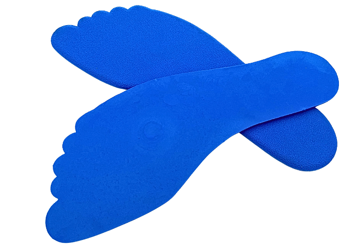 Sæt bestående af en venstre- og en højre fod.
Lyseblå markeringsfødder i skridsikkert gummi, fødderne har nubret bagside som sikre at de ligger fast på gulv eller redskab.
Markeringsfødder er velegnet til indlæring af korrekt fodstilling i forskell