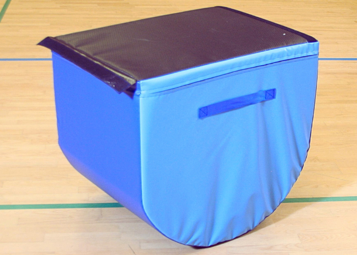 Rulleplint.
Rulleplint er et fantastisk alsidig træningsredskab for både store og små.
Børnehaver, skoler og idrætsforeninger
Kan bruges til forhindringsbaner, flikk-flakk, håndstand og meget mere.
Skumkerne 25 kg. pr. m3.
700 g/m2. PVC dug.
Skrids