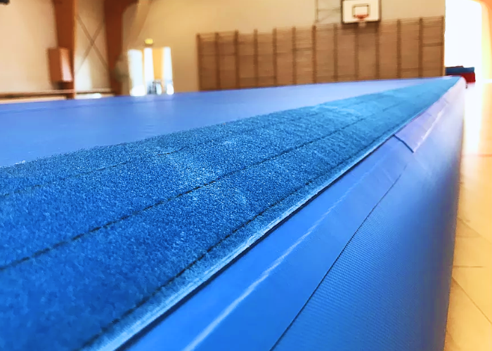 Airtrack Pro 30 cm er et airtrack som henvender sig til gymnastikforeninger, efterskoler og skoler. Der er masser af spring og effektfuldt afsæt til alle aldersgrupper. Hårdhed kan let og hurtigt tilpasses gymnasternes alder og niveau. Findes i 2 me