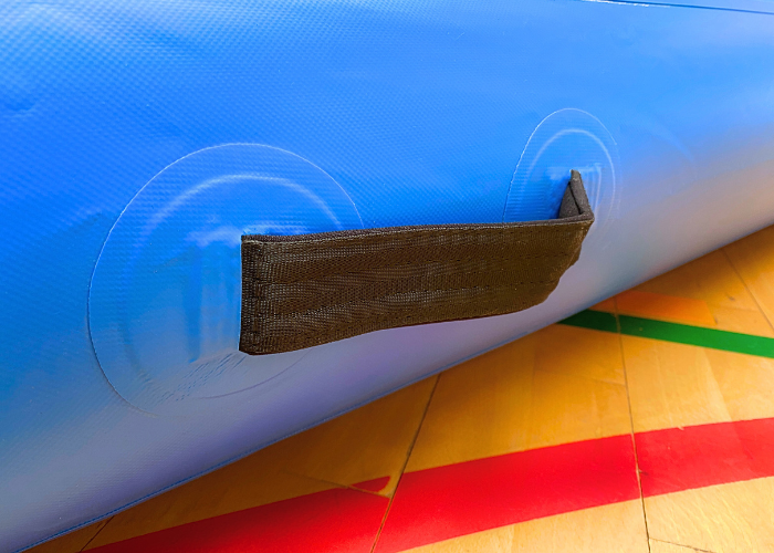 Airtrack Pro 30 cm er et airtrack som henvender sig til gymnastikforeninger, efterskoler og skoler. Der er masser af spring og effektfuldt afsæt til alle aldersgrupper. Hårdhed kan let og hurtigt tilpasses gymnasternes alder og niveau. Findes i 2 me