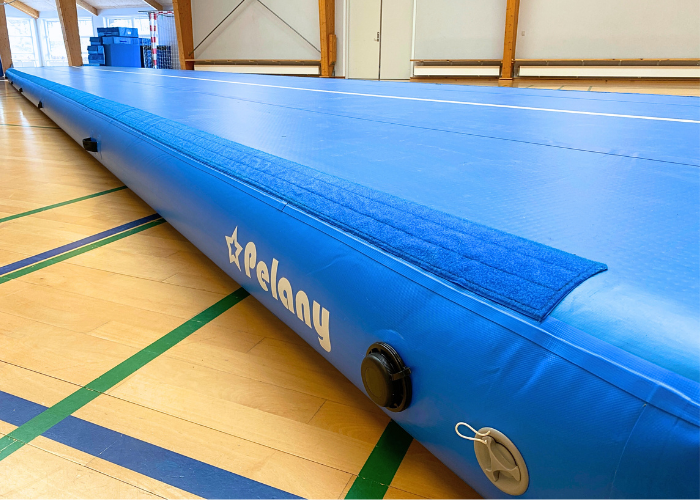 Airtrack Pro 30 cm er et airtrack som henvender sig til gymnastikforeninger, efterskoler og skoler. Der er masser af spring og effektfuldt afsæt til alle aldersgrupper. Hårdhed kan let og hurtigt tilpasses gymnasternes alder og niveau. Findes i 2 me