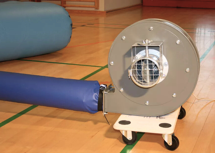 Blæser til airtrack Classic 50 cm.
Parloc blæser til airtrack monteret på træplade,
så den er nem at flytte rundt med.
1.5 kwh.
Vægt ca. 30 kg
230 V.