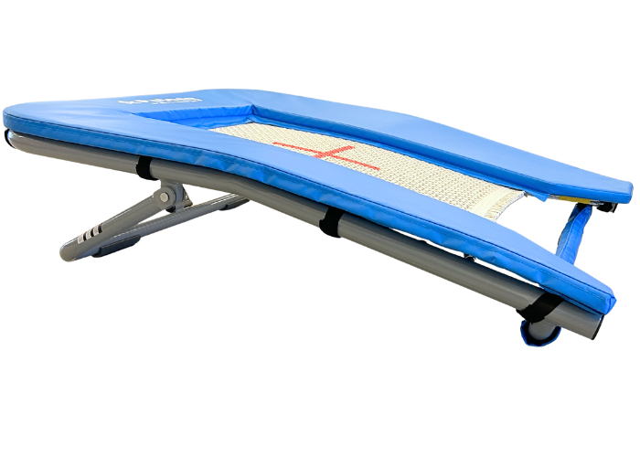 Boost Board Hawk.
Ergonomisk udformet minitrampolin til kraftfulde afsæt.
Velegnet til børnespring, da den er let at hoppe op i for de mindste.
Skridsikker fødder og med transporthjul.
Højderegulering fra ca. 26-32 cm
Open-end model.