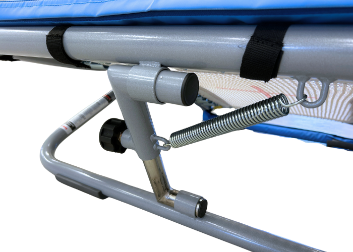 Boost Board Hawk.
Ergonomisk udformet minitrampolin til kraftfulde afsæt.
Velegnet til børnespring, da den er let at hoppe op i for de mindste.
Skridsikker fødder og med transporthjul.
Højderegulering fra ca. 26-32 cm
Open-end model.