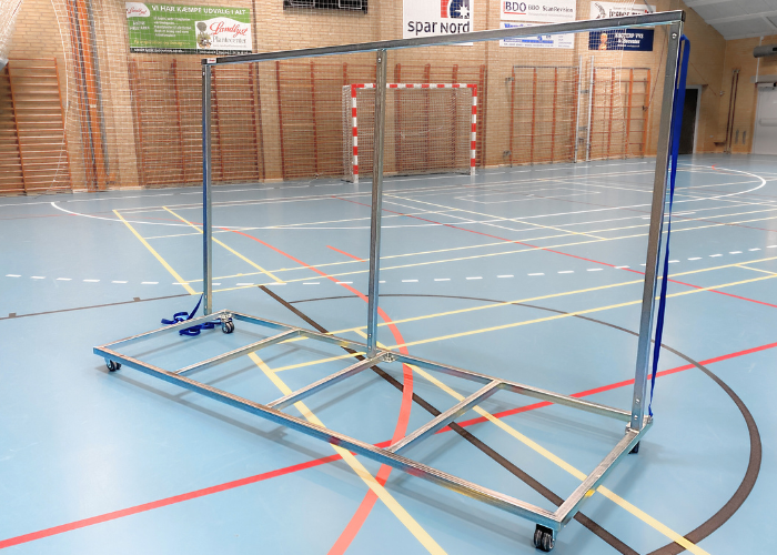 Måttevogn L model.
Redskabsvogn til 2 stk. nedspringsmåtter, tykmåtter eller softmåtter.
4 stk. gummihjul for nem transport.
Elgalvaniseret.
Måttevogn L model har 2 ekstra tværpinde i bunden, så måtterne står bedre på vognen.
Leveres delvis usamlet