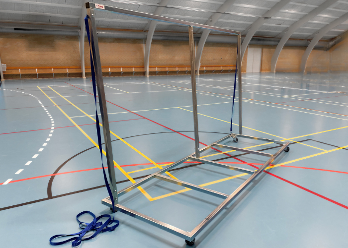 Måttevogn L model.
Redskabsvogn til 2 stk. nedspringsmåtter, tykmåtter eller softmåtter.
4 stk. gummihjul for nem transport.
Elgalvaniseret.
Måttevogn L model har 2 ekstra tværpinde i bunden, så måtterne står bedre på vognen.
Leveres delvis usamlet