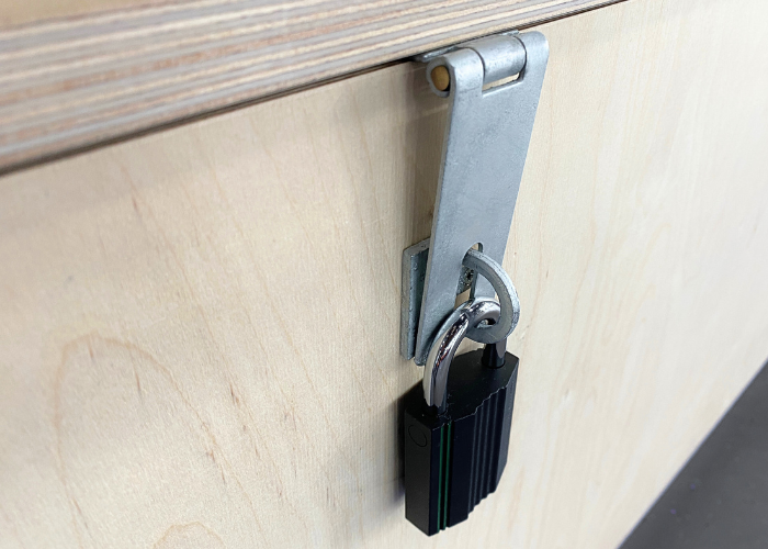 Opbevaringskasse på hjul - DGI Nordkraft model.
Monteret med 4 hjul. 2 stk. faste og og 2 stk. drejelige.
Fremstillet i birkefiner.
Låsebeslag til hængelås.