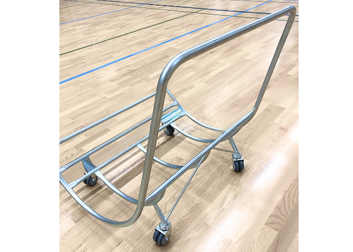 J-vogn til transport af letvægtsrullemåtter, airtracks og airkiler.
4 stk. dobbelthjul sikre en god balance på vognen og gør den let at køre med.
J vognen er en vippevogn som gør det let at rulle redskaberne op uden at skulle løfte på dem.