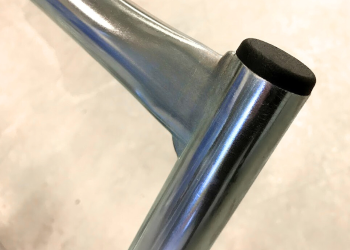 J-vogn til transport af letvægtsrullemåtter, airtracks og airkiler.
4 stk. dobbelthjul sikre en god balance på vognen og gør den let at køre med.
J vognen er en vippevogn som gør det let at rulle redskaberne op uden at skulle løfte på dem.