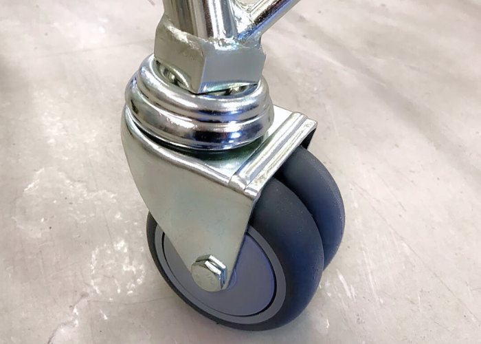 J-vogn til transport af letvægtsrullemåtter, airtracks og airkiler.
4 stk. dobbelthjul sikre en god balance på vognen og gør den let at køre med.
J vognen er en vippevogn som gør det let at rulle redskaberne op uden at skulle løfte på dem.