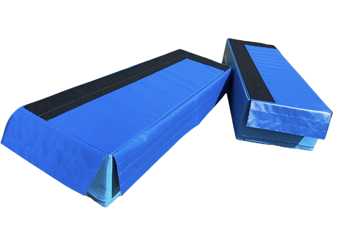 Lille sidekasse GYM til gymnastik.
Kan bruges enkeltvis eller samlet til forskellige springopstillinger.
Skumkvalitet 20 kg. pr. m3.
700 g/m2. PVC dug.
2 stk. kraftige bærehåndtag.
Monteret med velcro.
YKK lynlås.
Skridsikker bund.