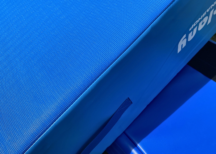 Crashmåtten giver gymnasten en semihård landingsflade ved indøvelse af større og nye spring.
Skumkvalitet 20 kg. pr. m3
700 g/m2 PVC dug.
10 stk. bærehåndtag.
Skridsikker bund.