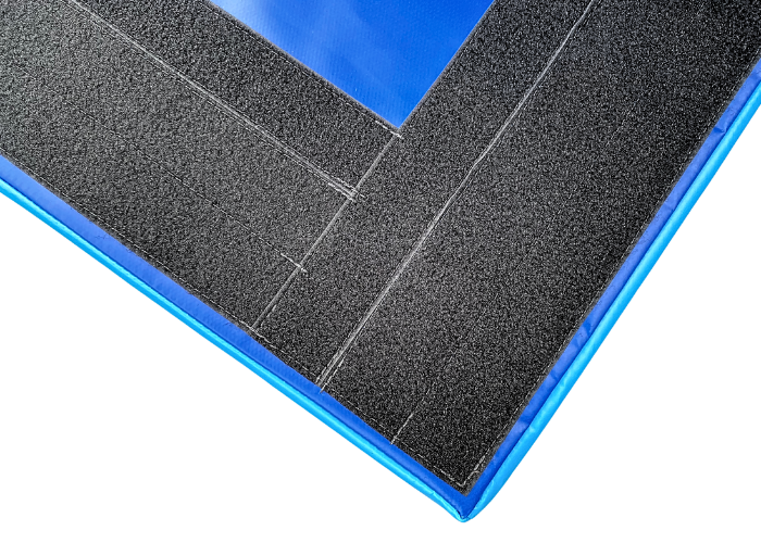 Lille sidekasse GYM til gymnastik.
Kan bruges enkeltvis eller samlet til forskellige springopstillinger.
Skumkvalitet 20 kg. pr. m3.
700 g/m2. PVC dug.
2 stk. kraftige bærehåndtag.
Monteret med velcro.
YKK lynlås.
Skridsikker bund.