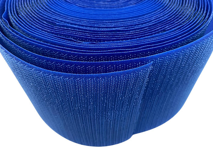 Velcro hook 10 cm mørk blå. Velcrobånd, burrebånd, hook & loop eller amerikansk lynlås, kært barn har mange navne, men vi ved alle hvad det er og kender til den smarte og praktiske brugsfunktion – det er perfekt til at holde ting sammen og holde dem