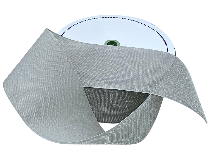 Velcrobånd, burrebånd, hook & loop eller amerikansk lynlås, kært barn har mange navne, men vi ved alle hvad det er og kender til den smarte og praktiske brugsfunktion – det er perfekt til at holde ting sammen og holde dem på plads.
Velcro med krog,