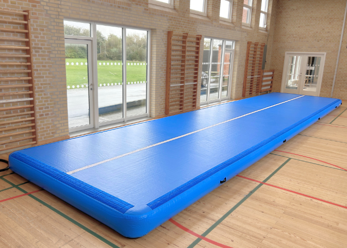 Airtrack Pro 30 cm er et airtrack som henvender sig til gymnastikforeninger, efterskoler og skoler. Der er masser af spring og effektfuldt afsæt til alle aldersgrupper. Hårdhed kan let og hurtigt tilpasses gymnasternes alder og niveau. Findes i 2 me