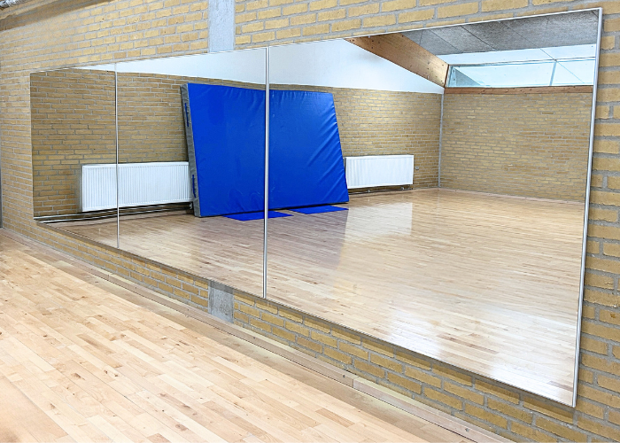 Spejl limet på 16 mm. plade med 2 stk. ophængslister pr. plade for let montering. 4 mm. spejl.
Ultra Gardian.
Poleret forkant på alle 4 sider.
Leveres med afstandslister for korrekt montage af ophængslisterne.
Montering er let, kræver 2 personer og