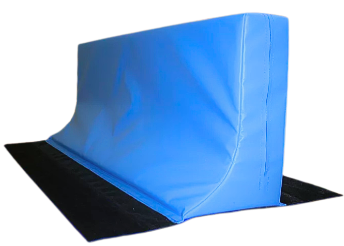 Overgang Airtrack Pro til nedspringsmåtte.
Kan samles i længderetning.
Overgangstykke som både kan bruges til nedspringsmåtte og springgrav.
Monteret med 15 cm. velcro på begge sider af overgangsstykket som passer i formen med airtracket afrundede