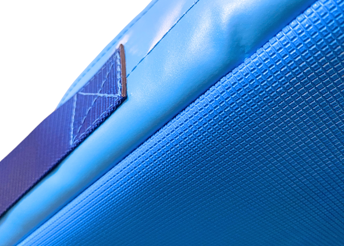 Crashmåtte med top af softbetræk. Skumkvalitet 20 kg. pr. m3. 700 g/m2 PVC dug.
Skridsikker bund.
6 stk. bærehåndtag.