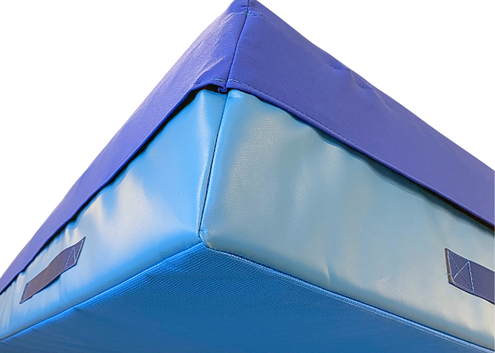 Softmåtte Basis L400
Opbygning af 2 lag skum á 15 cm.
Toplaget er en 15 cm. tyk rivefast hypersoftskum.
Bunden er en 17 kg/m3. skumkerne.
700 g/m2. PVC dug.
10 stk. kraftige bærehåndtag.
Top af strækstof.
Skridsikker bund.