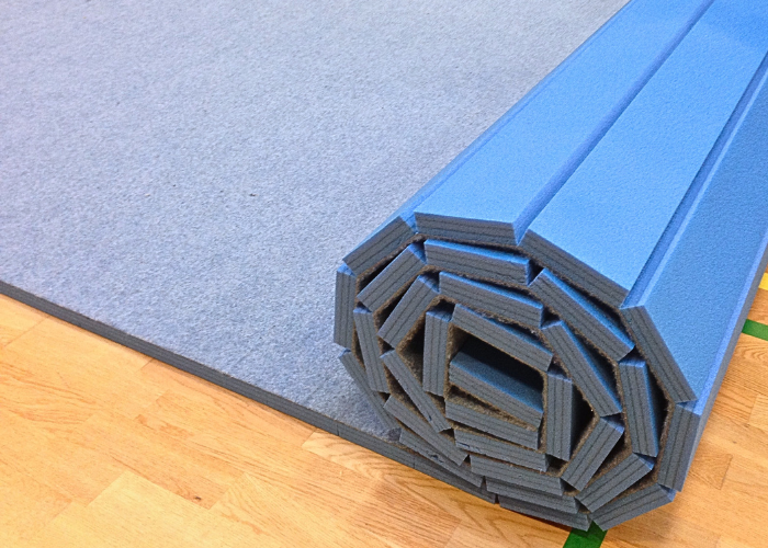 Gymnastikmåtte.
Lavet af flexifilt.
Du kender materialet fra rytmegulve eller tilløbsmåtter - her tilpasset specielt til hjemmetræning.
Perfekt til træning derhjemme og nem at rulle sammen bagefter.
Lamelstrukturen gør at måtten kan rulles sammen