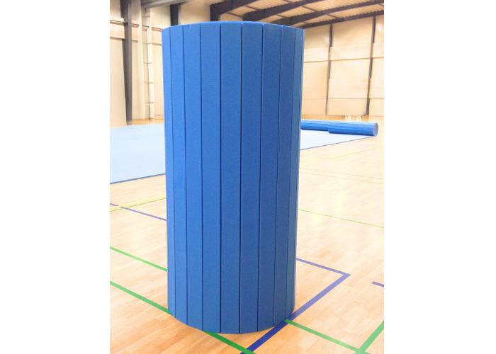 Gymnastikmåtte.
Lavet af flexifilt.
Du kender materialet fra rytmegulve eller tilløbsmåtter - her tilpasset specielt til hjemmetræning.
Perfekt til træning derhjemme og nem at rulle sammen bagefter.
Lamelstrukturen gør at måtten kan rulles sammen