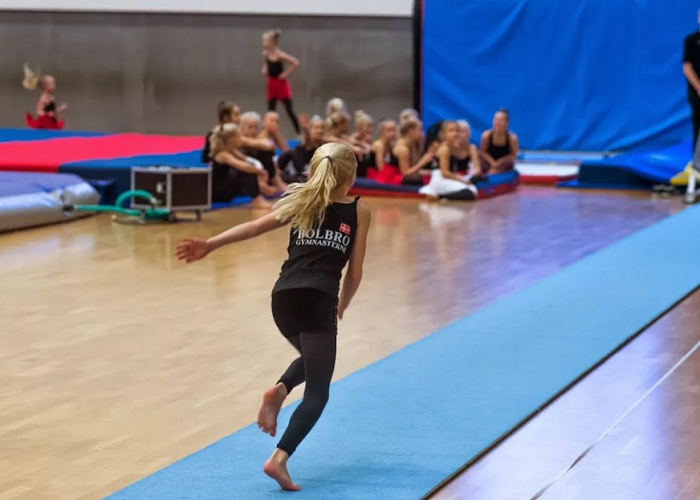 Tilløbsmåtte til trampolin.
Giver gymnasten et skånsomt og optimalt tilløb.
Tilløbsmåtten er nem at rulle ud og lægger sig hurtigt fladt med gulvet. Ligeledes nem at rulle sammen efter brug og tager ikke meget lagerplads.