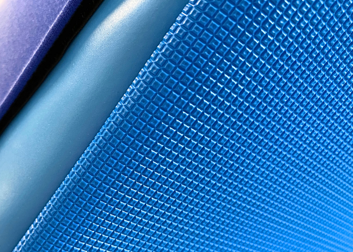 Softkile.
1 stk. skumkerne 22 kg/m3. specialfremstillet softskum.
700 g/m2. PVC dug.
4 stk. kraftige bærehåndtag - 2 stk. på hver side.
Top af strækstof.
Skridsikker bund.