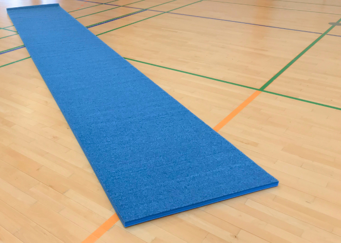Gymnastikmåtte.
Lavet af flexifilt.
Du kender materialet fra rytmegulve eller tilløbsmåtter - her tilpasset specielt til hjemmetræning.
Perfekt til træning derhjemme og nem at rulle sammen bagefter.
Lamelstrukturen gør at måtten kan rulles sammen