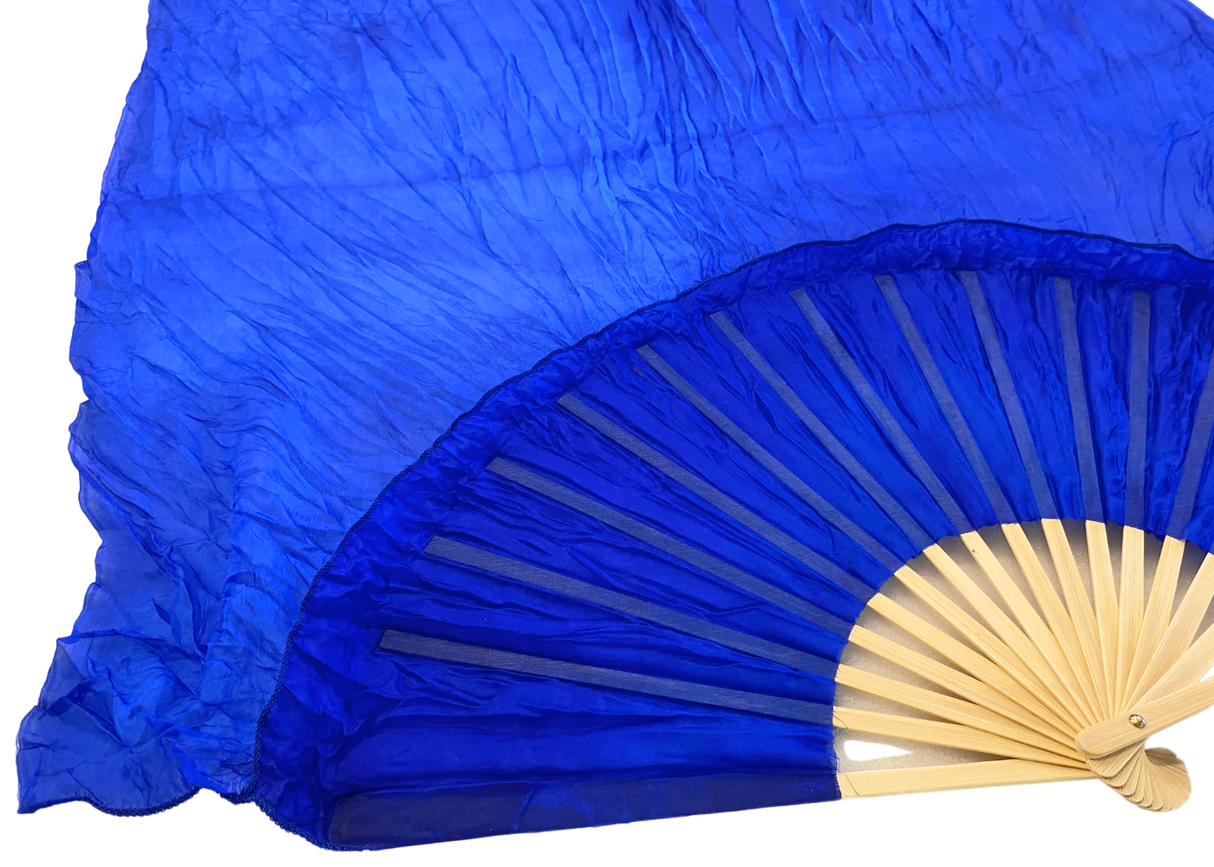 MALA viftevimpel. Viftevimpler er et af de nyeste håndredskaber på markedet. Viftevimplerne findes i flere forskellige flotte farvekombinationer.
Viftevimplen er fremstillet af 170 x 80 cm let og smidigt silkestof, monteret på en 55 cm bred vifte lav