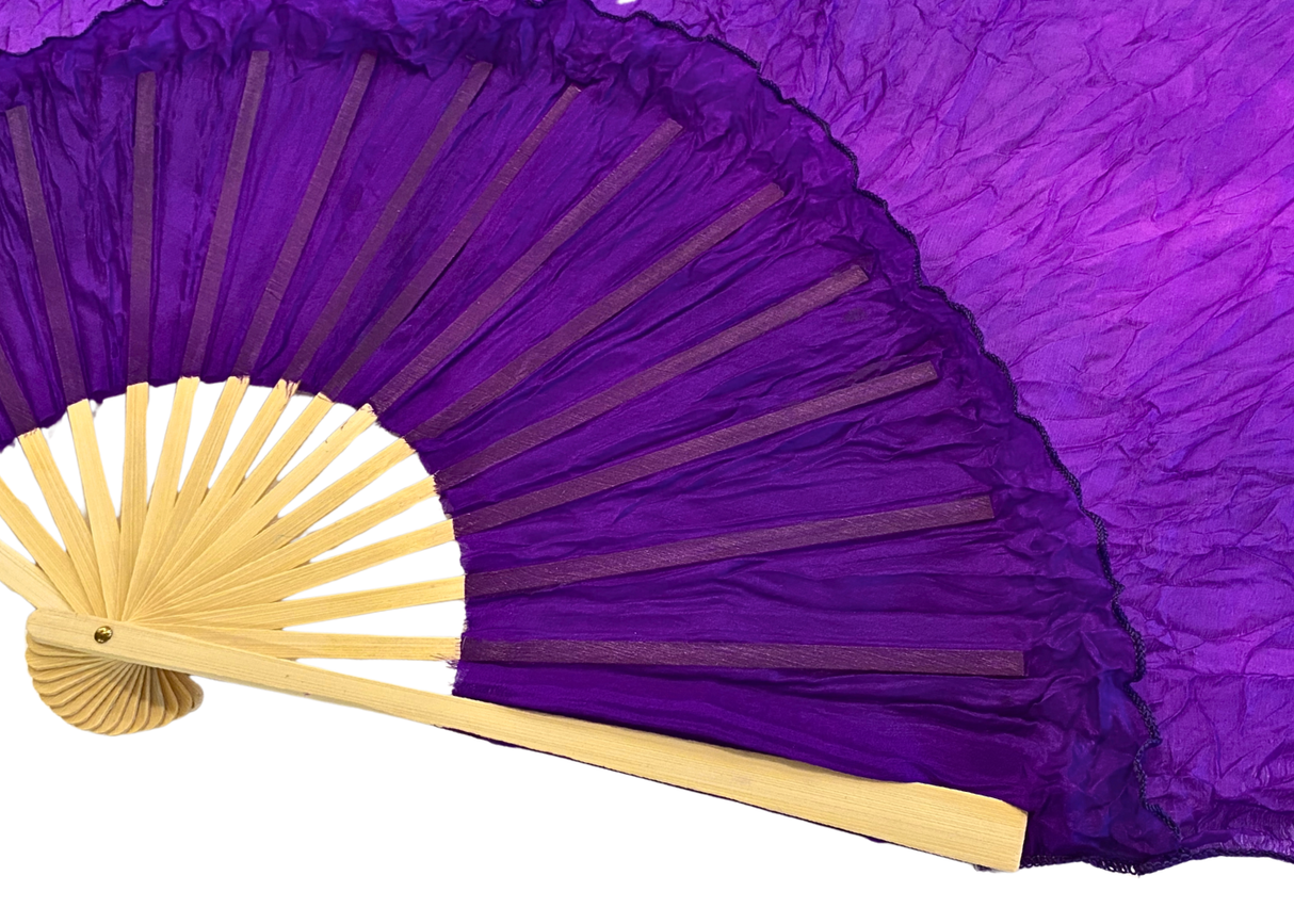 MALA viftevimpel. Viftevimpler er et af de nyeste håndredskaber på markedet. Viftevimplerne findes i flere forskellige flotte farvekombinationer.
Viftevimplen er fremstillet af 170 x 80 cm let og smidigt silkestof, monteret på en 55 cm bred vifte lav