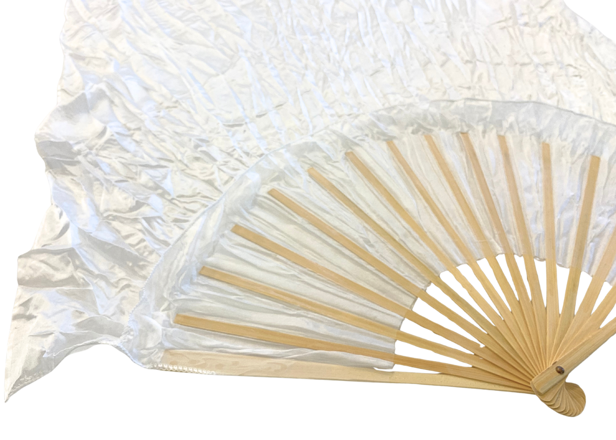 MALA viftevimpel. Viftevimpler er et af de nyeste håndredskaber på markedet. Viftevimplerne findes i flere forskellige flotte farvekombinationer.
Viftevimplen er fremstillet af 170 x 80 cm let og smidigt silkestof, monteret på en 55 cm bred vifte lav