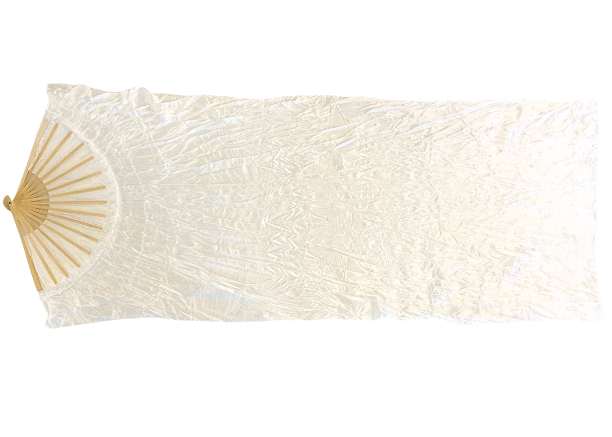 MALA viftevimpel. Viftevimpler er et af de nyeste håndredskaber på markedet. Viftevimplerne findes i flere forskellige flotte farvekombinationer.
Viftevimplen er fremstillet af 170 x 80 cm let og smidigt silkestof, monteret på en 55 cm bred vifte lav