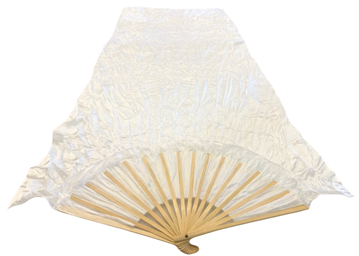 MALA viftevimpel. Viftevimpler er et af de nyeste håndredskaber på markedet. Viftevimplerne findes i flere forskellige flotte farvekombinationer.
Viftevimplen er fremstillet af 170 x 80 cm let og smidigt silkestof, monteret på en 55 cm bred vifte lav