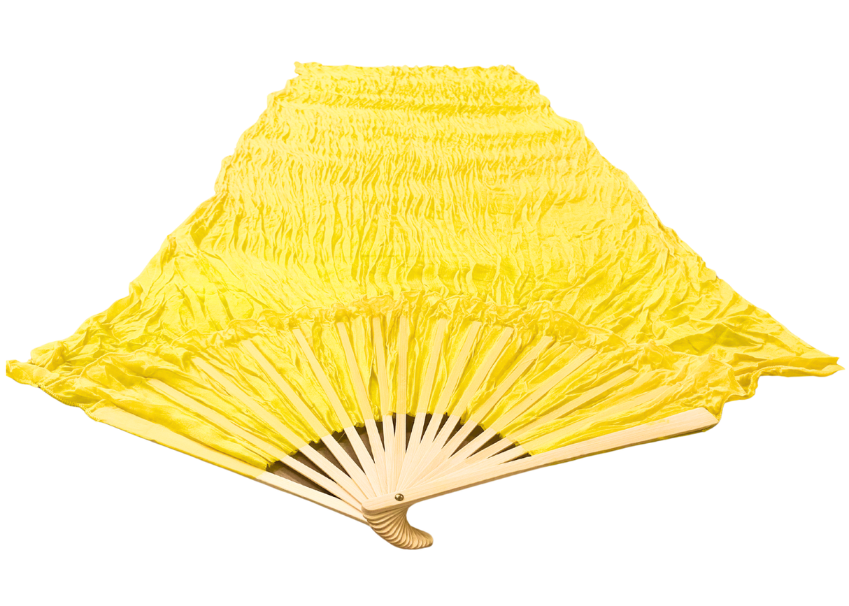 MALA viftevimpel. Viftevimpler er et af de nyeste håndredskaber på markedet. Viftevimplerne findes i flere forskellige flotte farvekombinationer.
Viftevimplen er fremstillet af 170 x 80 cm let og smidigt silkestof, monteret på en 55 cm bred vifte lav