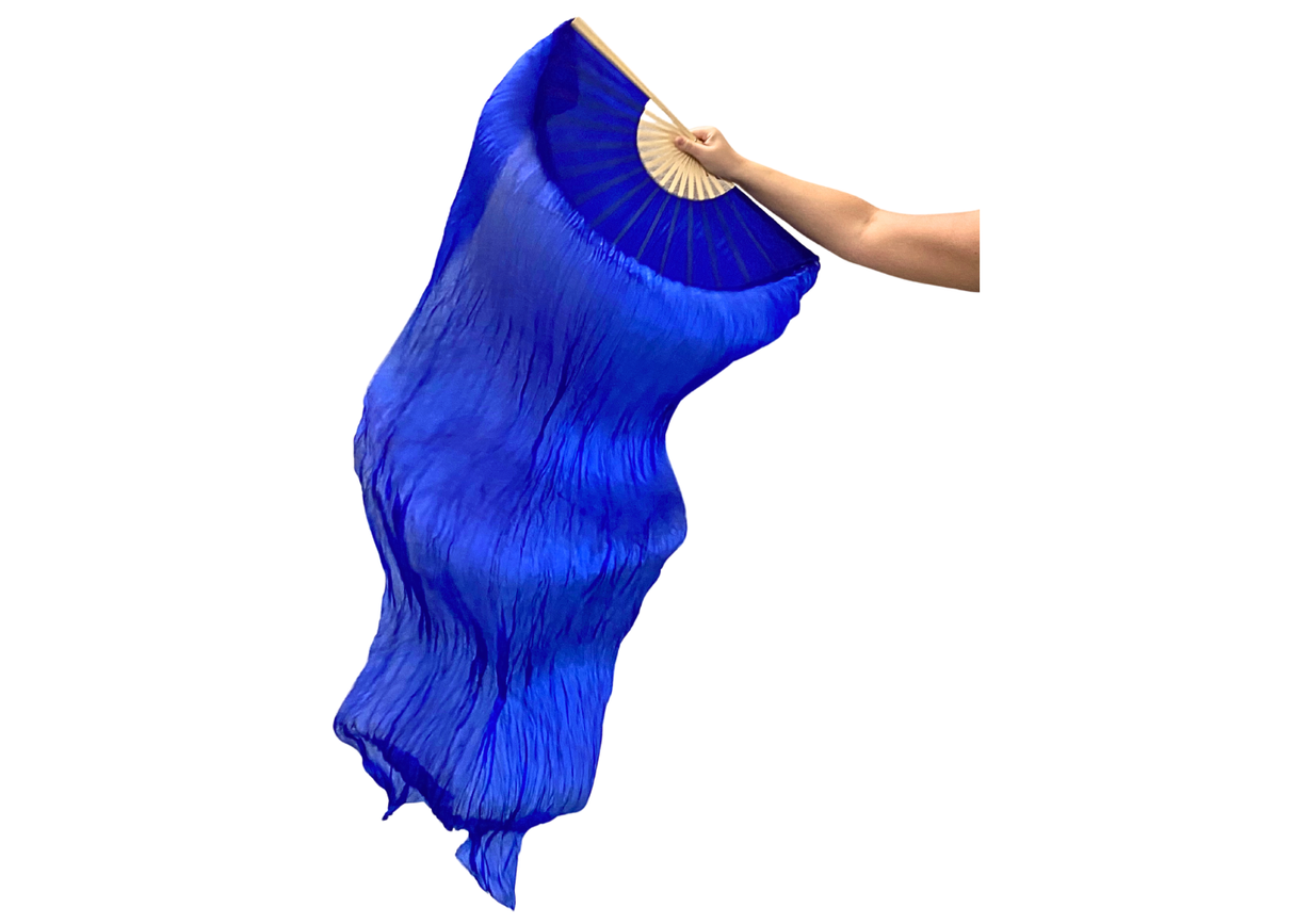 Viftevimpler er et af de nyeste håndredskaber på markedet. Viftevimplerne findes i flere forskellige flotte farvekombinationer.
Viftevimplen er fremstillet af 170 x 80 cm let og smidigt silkestof, monteret på en 55 cm bred vifte lavet af bambustræ.
E