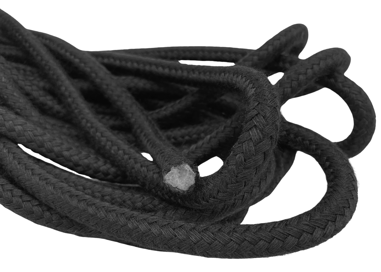 Et klassisk langreb – også kendt som buetov eller svingtov – er den perfekte ramme for sjov, samarbejde og motorisk udvikling.
Dette tov er fremstillet i super kraftig kvalitet (10 mm) med svejsede ender, så det ikke trevler. Med en længde på 8 mete