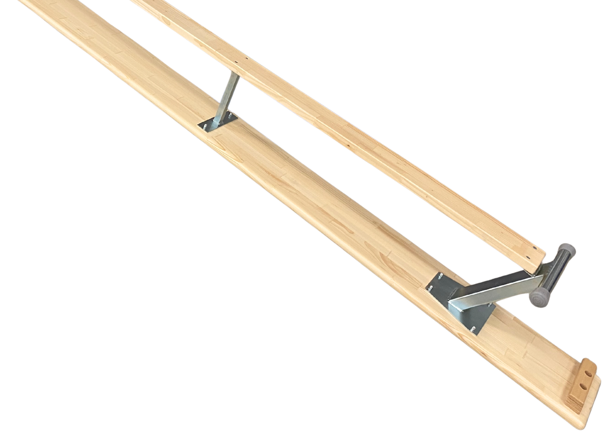 En gymnastikbænk og balancebom er nogle af grundredskaberne i gymnastik, især i børnegymnastikken er de nærmest uundværlige.
Vi har kombineret de to redskaber til ét, så gymnastikbænken kan vendes på hovedet, og dermed kan den smalle del bruges som b