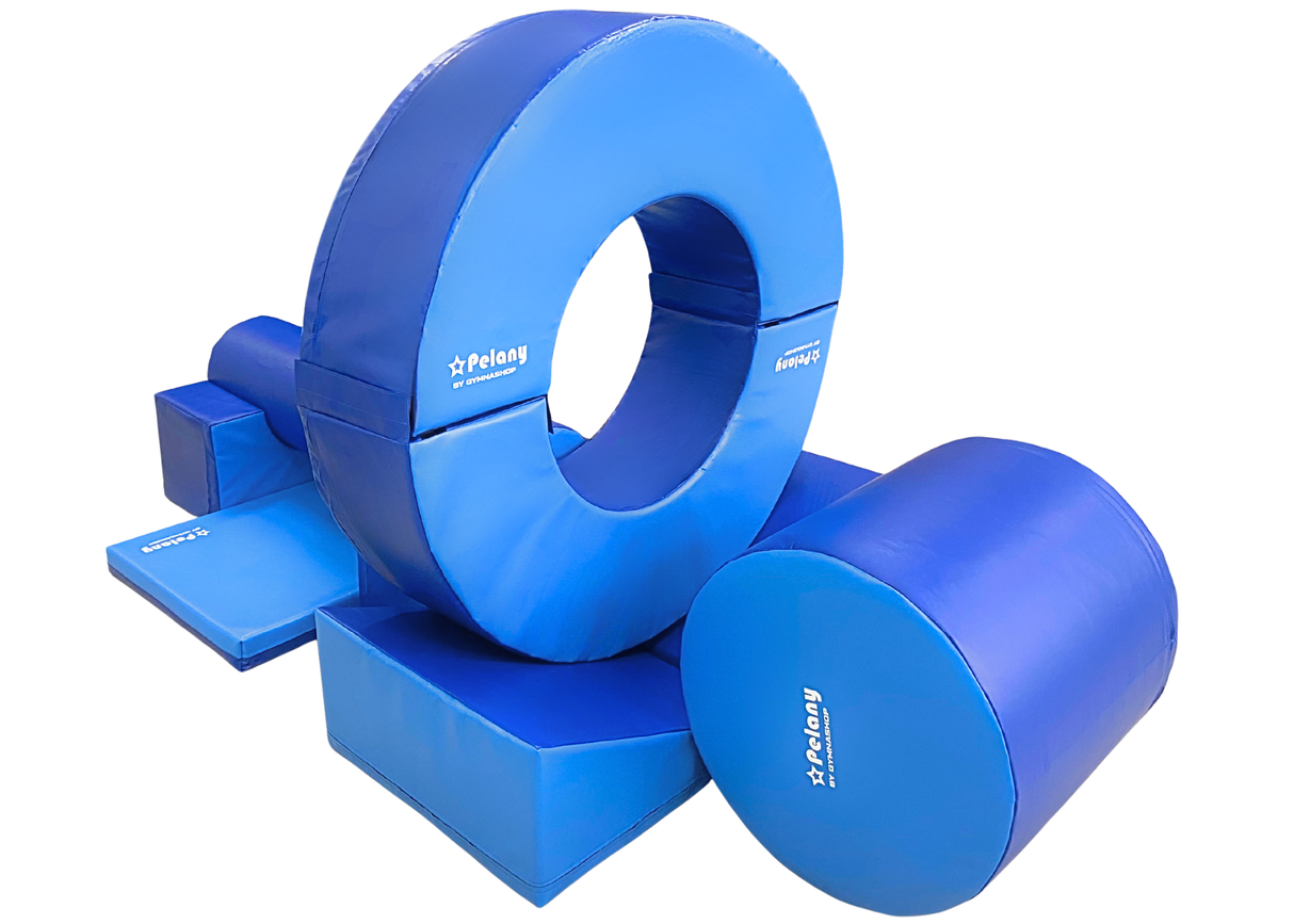 Modulsystem 3 består av:
2 kiler
1 cirkel, 2-delt
1 stor cylinder
1 mindre cylinder
2 klodser med plads til den lille cylinder
1 matte
Her får du ni fantastiske skumredskaber, som kan bruges til forhindringsbane, øvelse af balance, motorik øvelser e