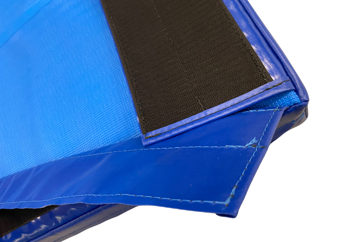 Universalmåtte med velcro 7 x 100 x 200 cm
Kan sættes sammen både i bredde- og længderetning.
7 cm. skumgummi.
700 g/m2. PVC dug.
Monteret med 10 cm bredt velcro.
YKK lynlås.
Skridsikker bund.