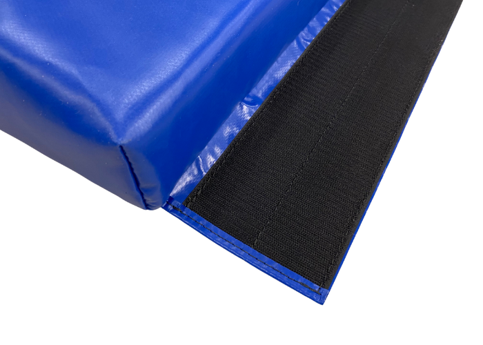 Universalmåtte med velcro 7 x 100 x 200 cm
Kan sættes sammen både i bredde- og længderetning.
7 cm. skumgummi.
700 g/m2. PVC dug.
Monteret med 10 cm bredt velcro.
YKK lynlås.
Skridsikker bund.