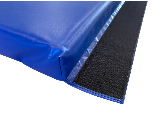 Universalmåtte med velcro 7 x 100 x 200 cm
Kan sættes sammen både i bredde- og længderetning.
7 cm. skumgummi.
700 g/m2. PVC dug.
Monteret med 10 cm bredt velcro.
YKK lynlås.
Skridsikker bund.