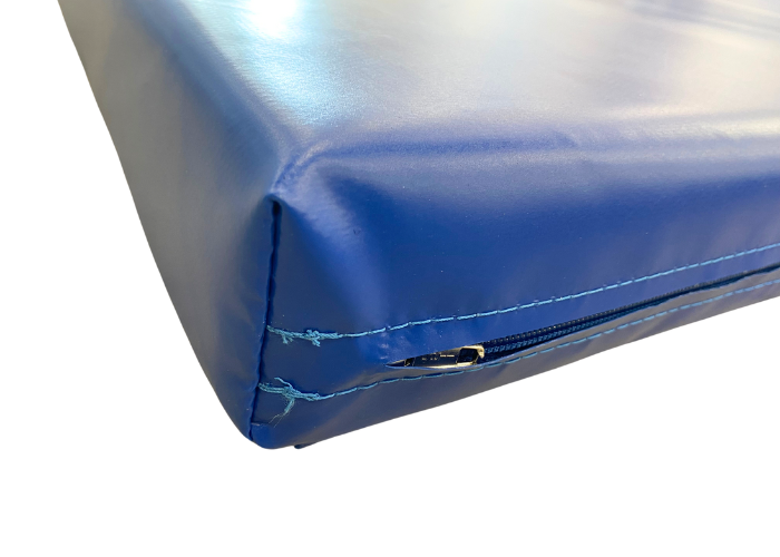 Universalmåtte med velcro 7 x 100 x 200 cm
Kan sættes sammen både i bredde- og længderetning.
7 cm. skumgummi.
700 g/m2. PVC dug.
Monteret med 10 cm bredt velcro.
YKK lynlås.
Skridsikker bund.