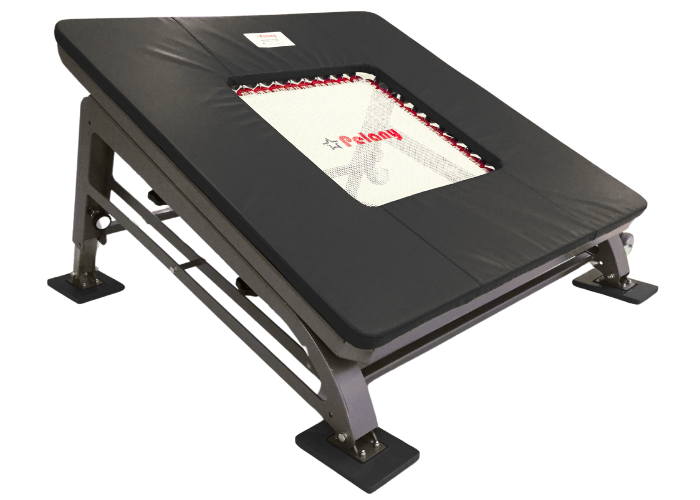 FALCON® minitrampolin fra Pelany fås i 3 forskellige modeller - til børn, junior og senior, med 32, 36 eller 40 fjedre.
Skridsikre fødder.
Pelany 2-string dug.
Stærke fjedre, med uovertruffen springkraft.
Fleksibel tilpasning af springvinkel, 4 højde