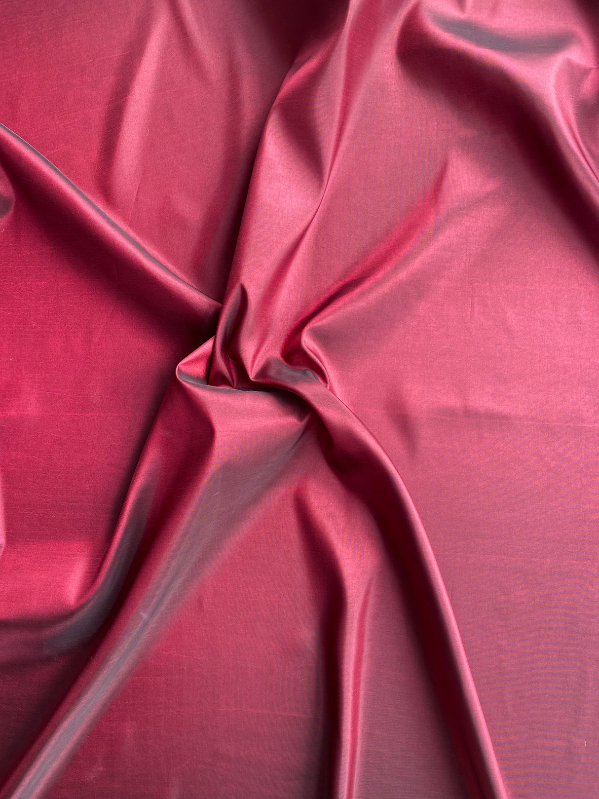 Bordeaux.
Rytmeflag til rytmisk gymnastik, herunder både holdgymnastik og individuel gymnastik, dans, børnerytmik, motorik, bevægelseslege, træning og opvisning. Gymnastik håndredskab med flot visuel effekt. Rytmeflaget laver smukke, bølgende bevægel