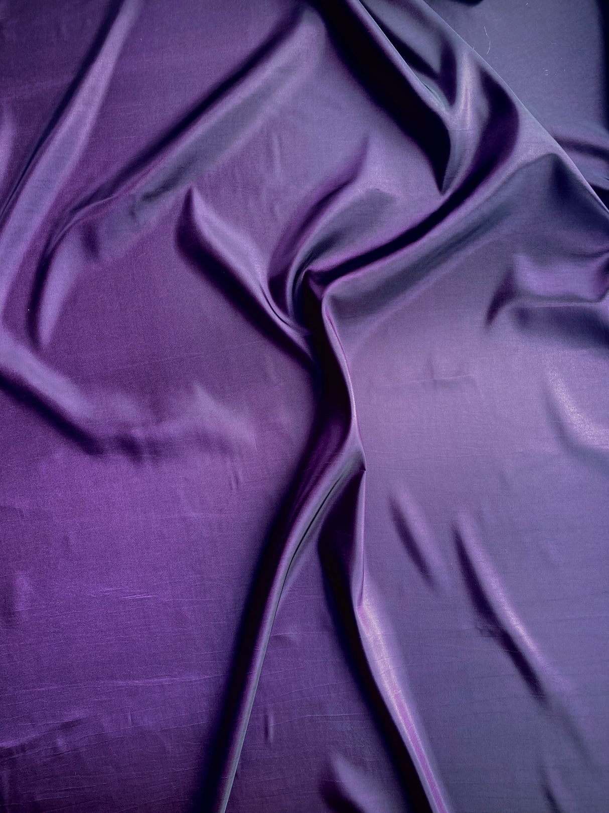 Lilla mørk.
Rytmeflag til rytmisk gymnastik, herunder både holdgymnastik og individuel gymnastik, dans, børnerytmik, motorik, bevægelseslege, træning og opvisning. Gymnastik håndredskab med flot visuel effekt. Rytmeflaget laver smukke, bølgende bevæg